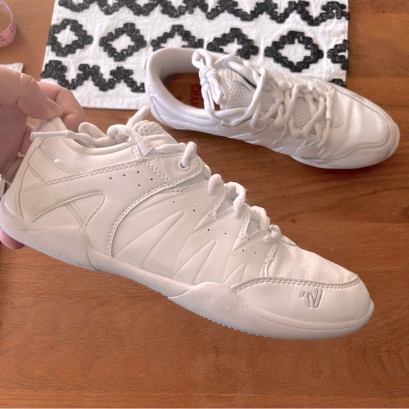 Varsity Charge White Athletic Sneakers Cheer Cheerleading Stunt Tumble size 8 - Picture 1 of 7